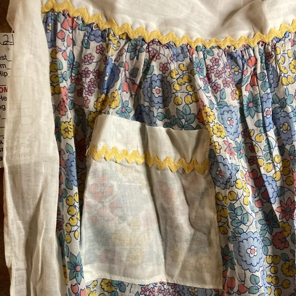 Vintage cream blue floral cotton apron with‎ yellow rikrak pocket 410